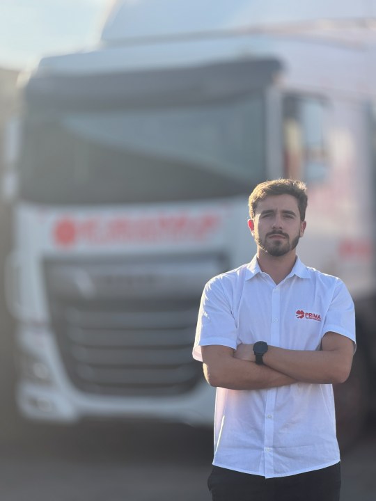 Lucas Carvalho, fundador da Tradutto, em frente a um caminhão